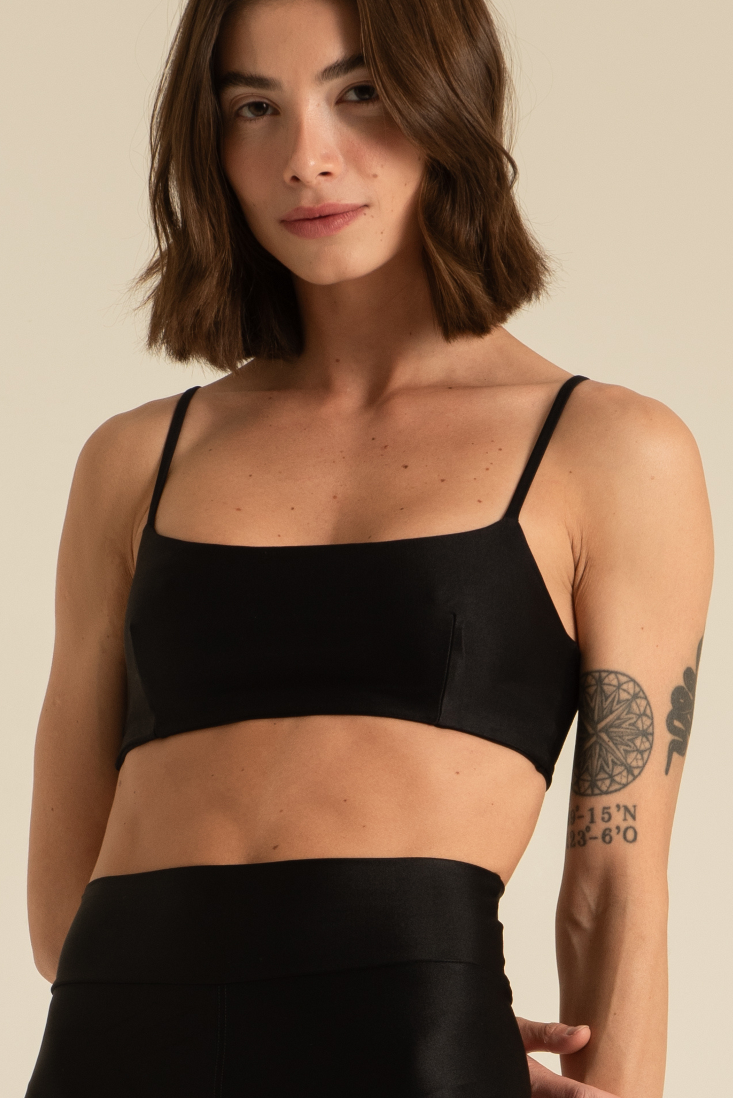 Top Minimalista Preto