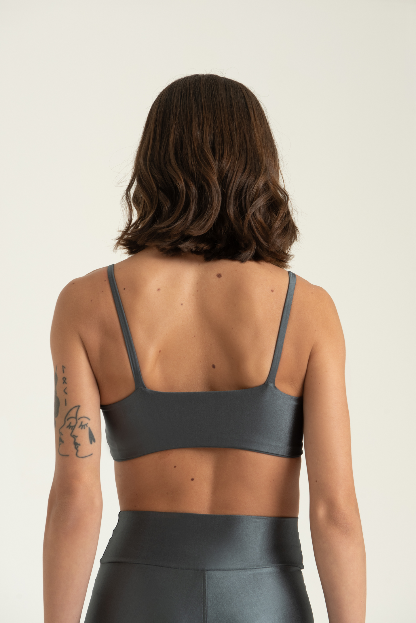 Top Minimalista Cinza Iron