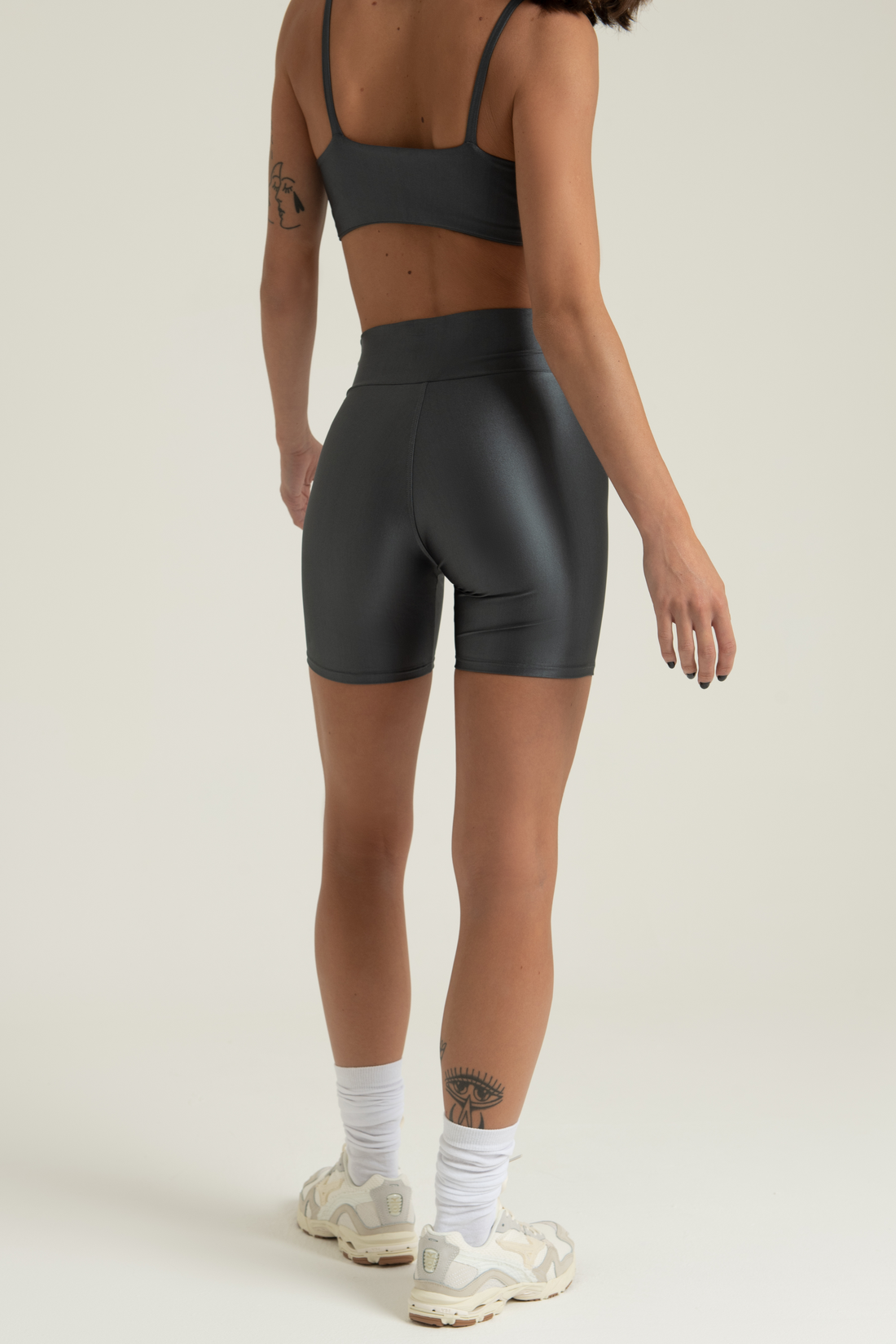 Short Brilho na cor Cinza Iron