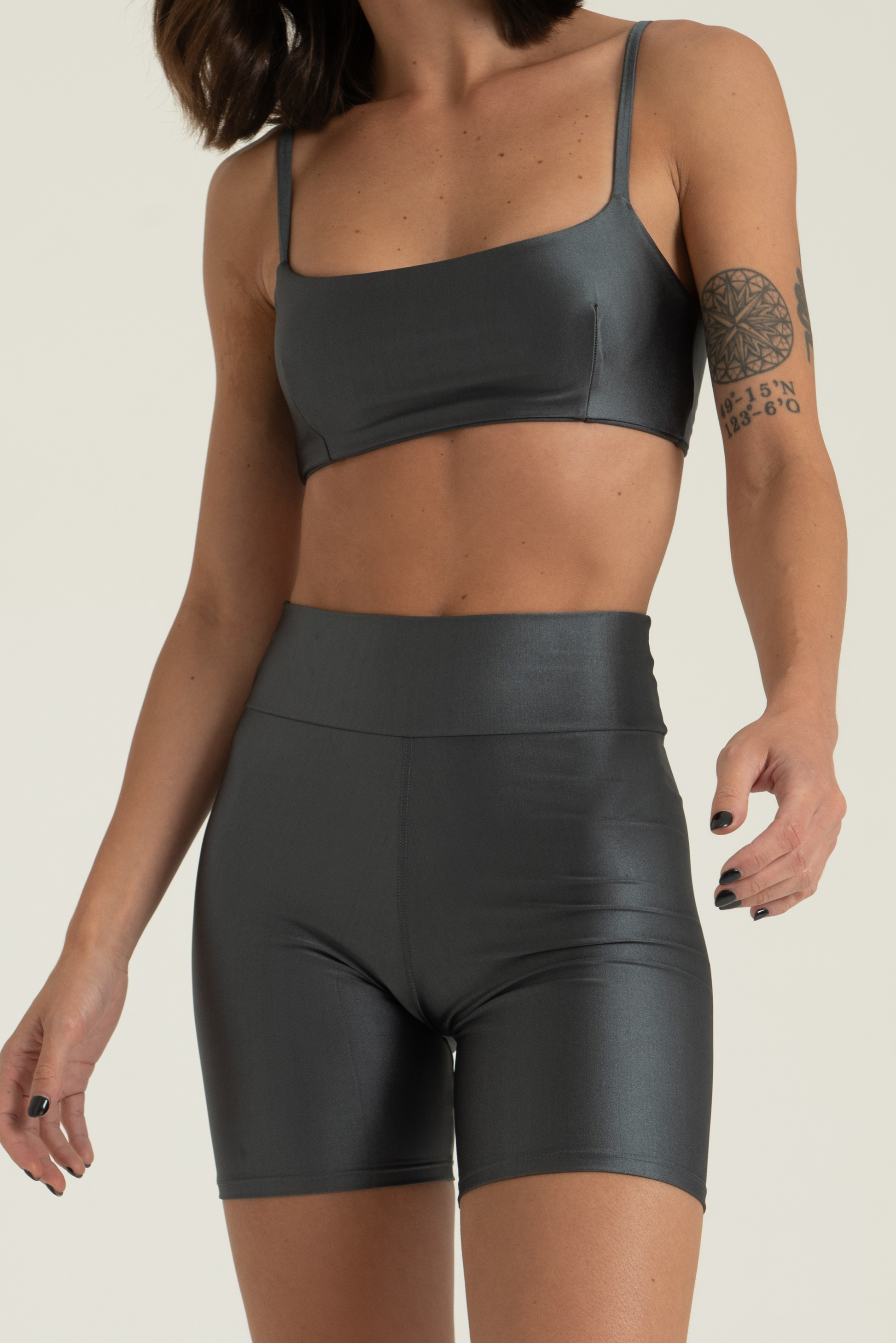 Short Brilho na cor Cinza Iron (foto 3)