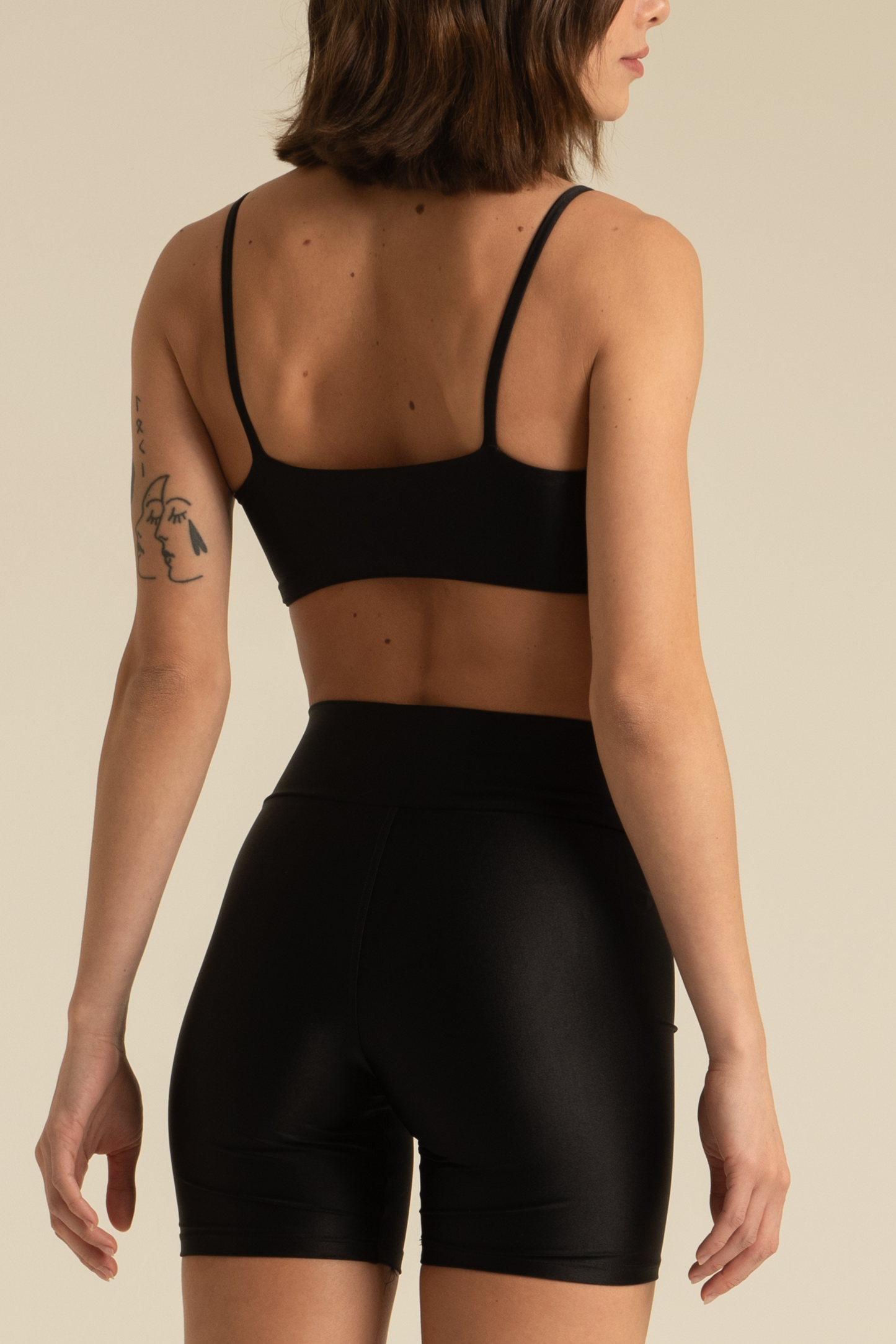 Short Brilho na cor Preto (foto 3)