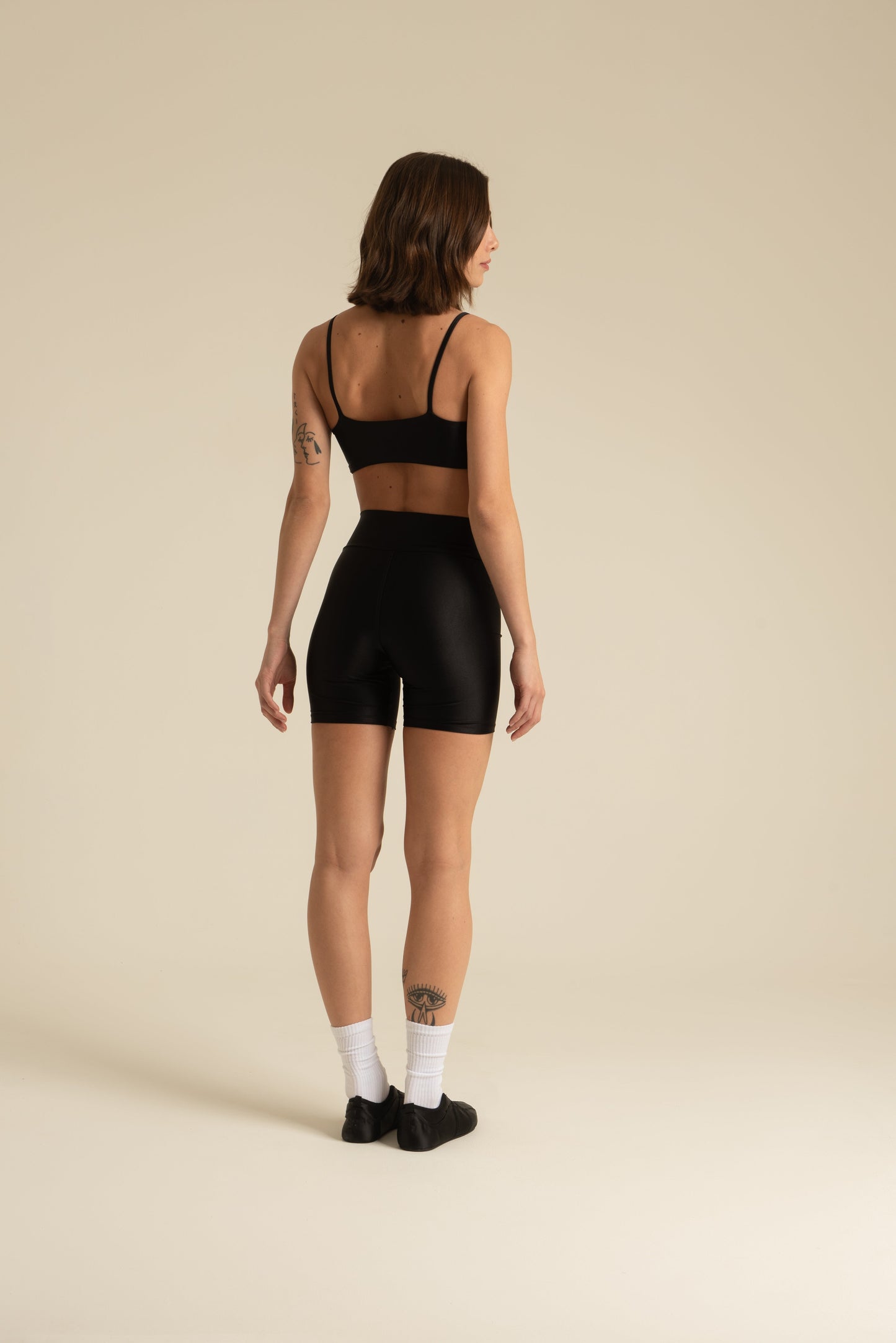 Short Brilho na cor Preto (foto 6)
