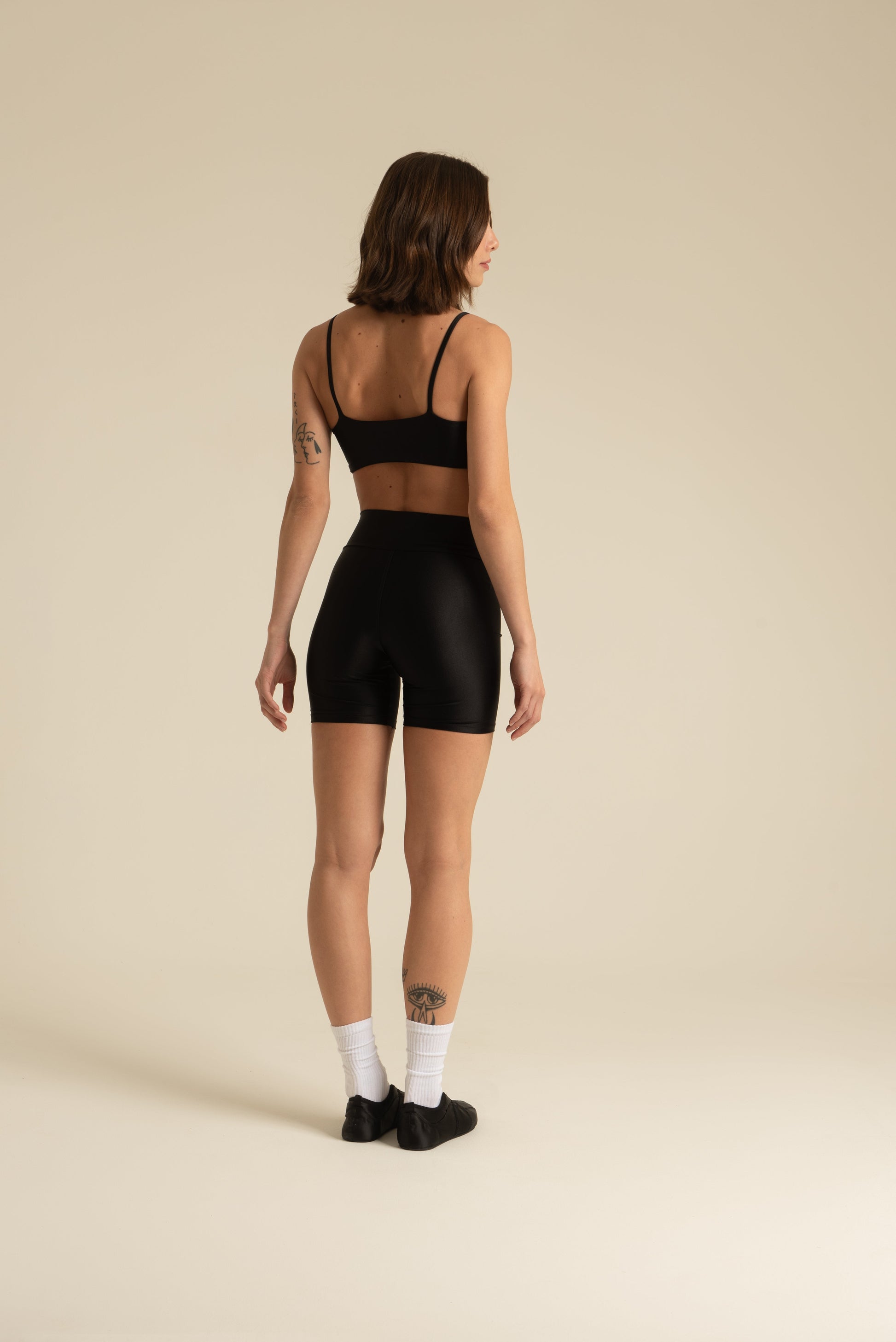 Short Brilho na cor Preto (foto 6)