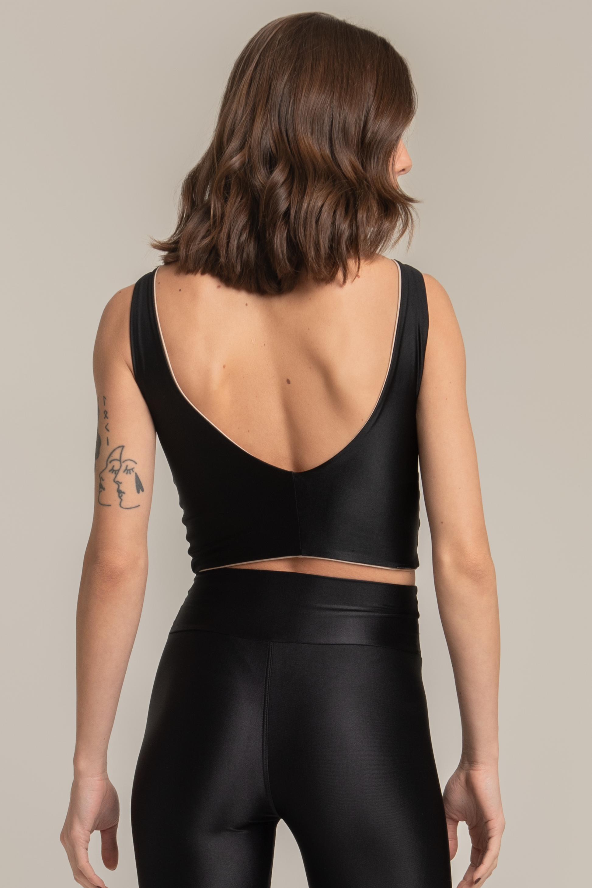 Top Isadora Reversível Brilho na cor Preto e Amaranto