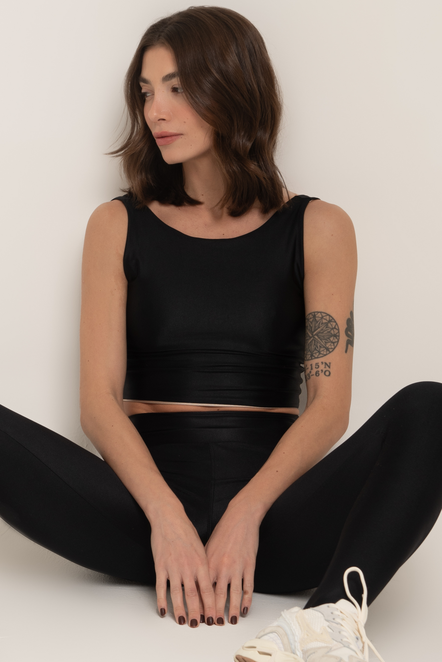 Top Isadora Reversível Brilho na cor Preto e Amaranto (foto 2)
